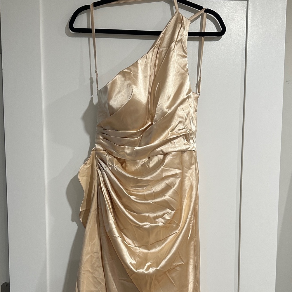Elegant One-Shoulder Gold Dress